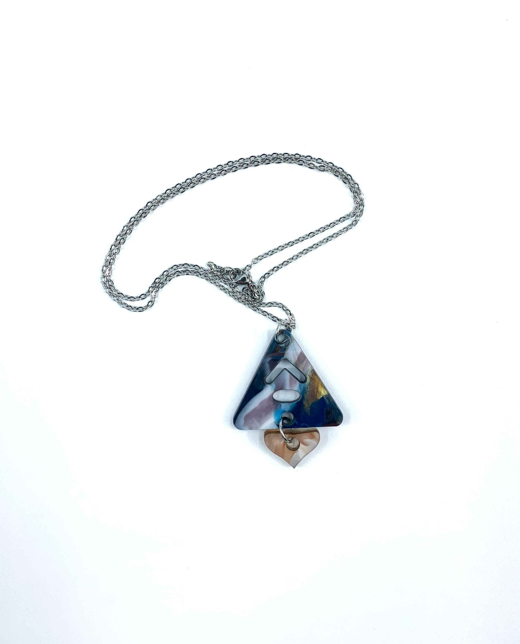 Collar geométrico azul con colgante nacarado