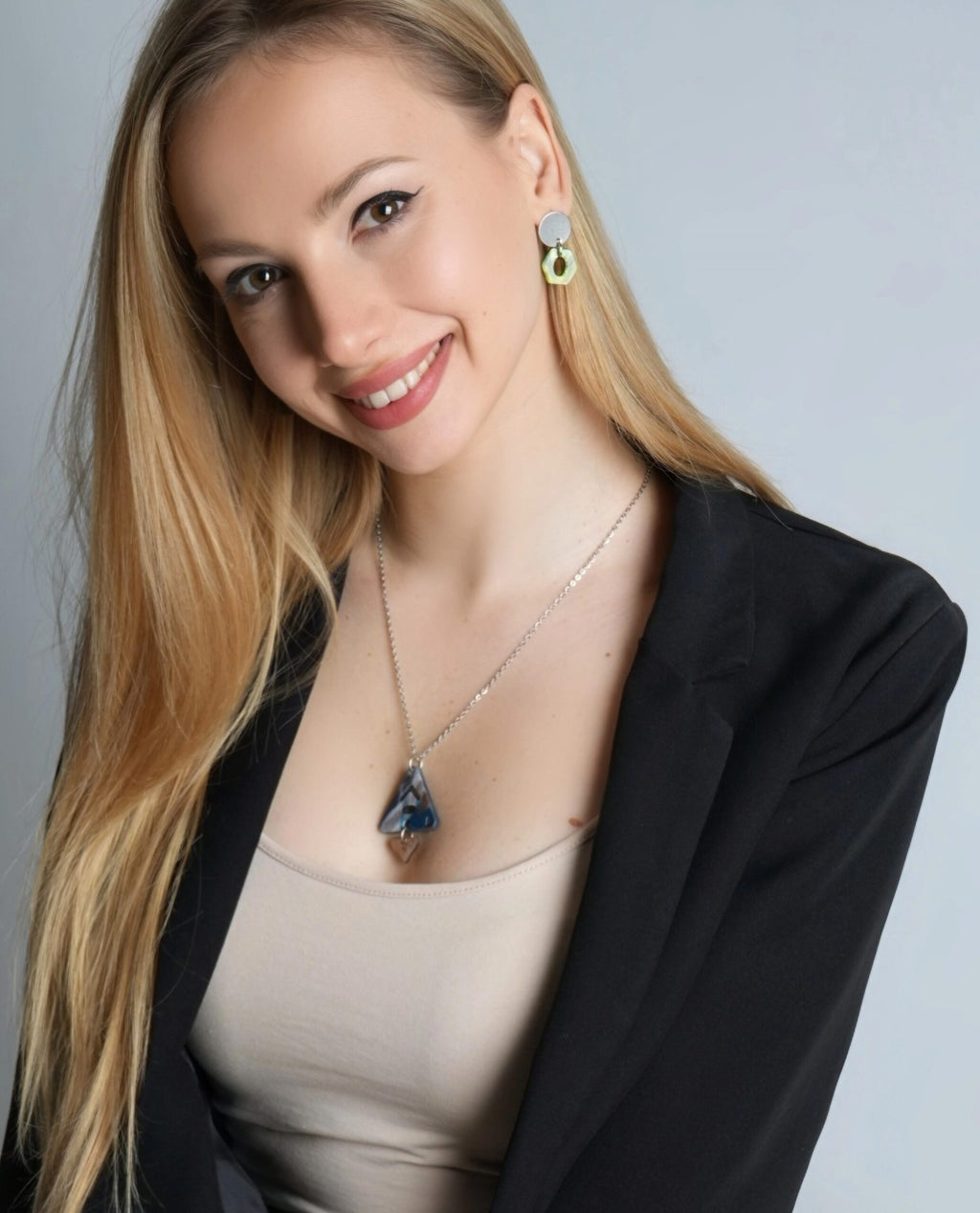 Collar geométrico azul con colgante nacarado