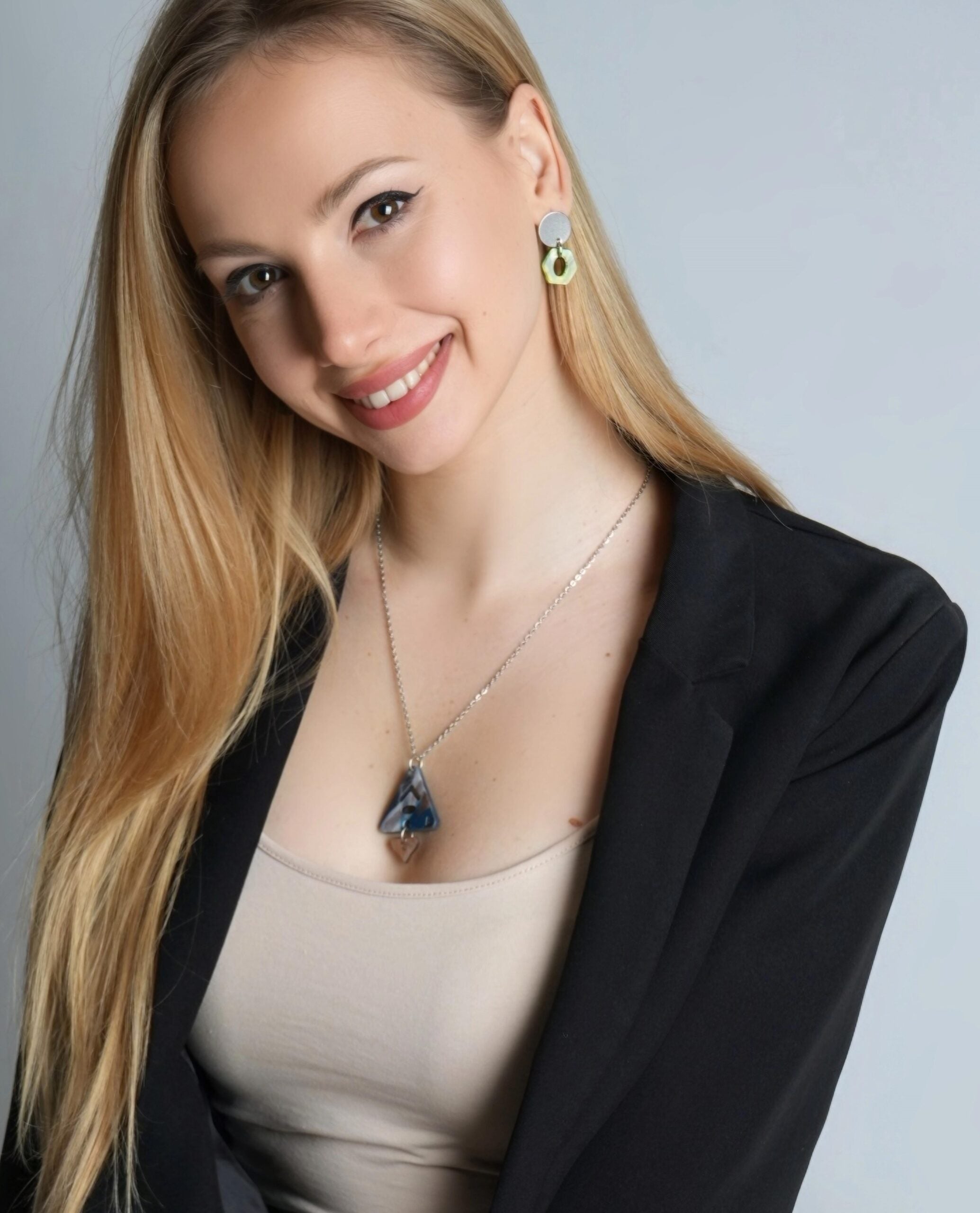 Collar geométrico azul con colgante nacarado