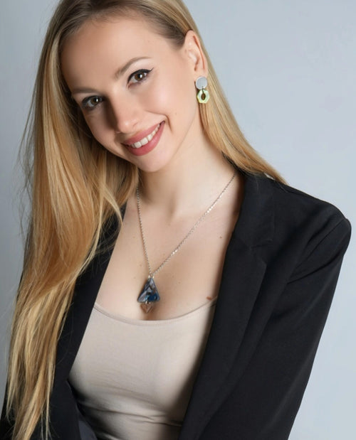 Collar geométrico azul con colgante nacarado