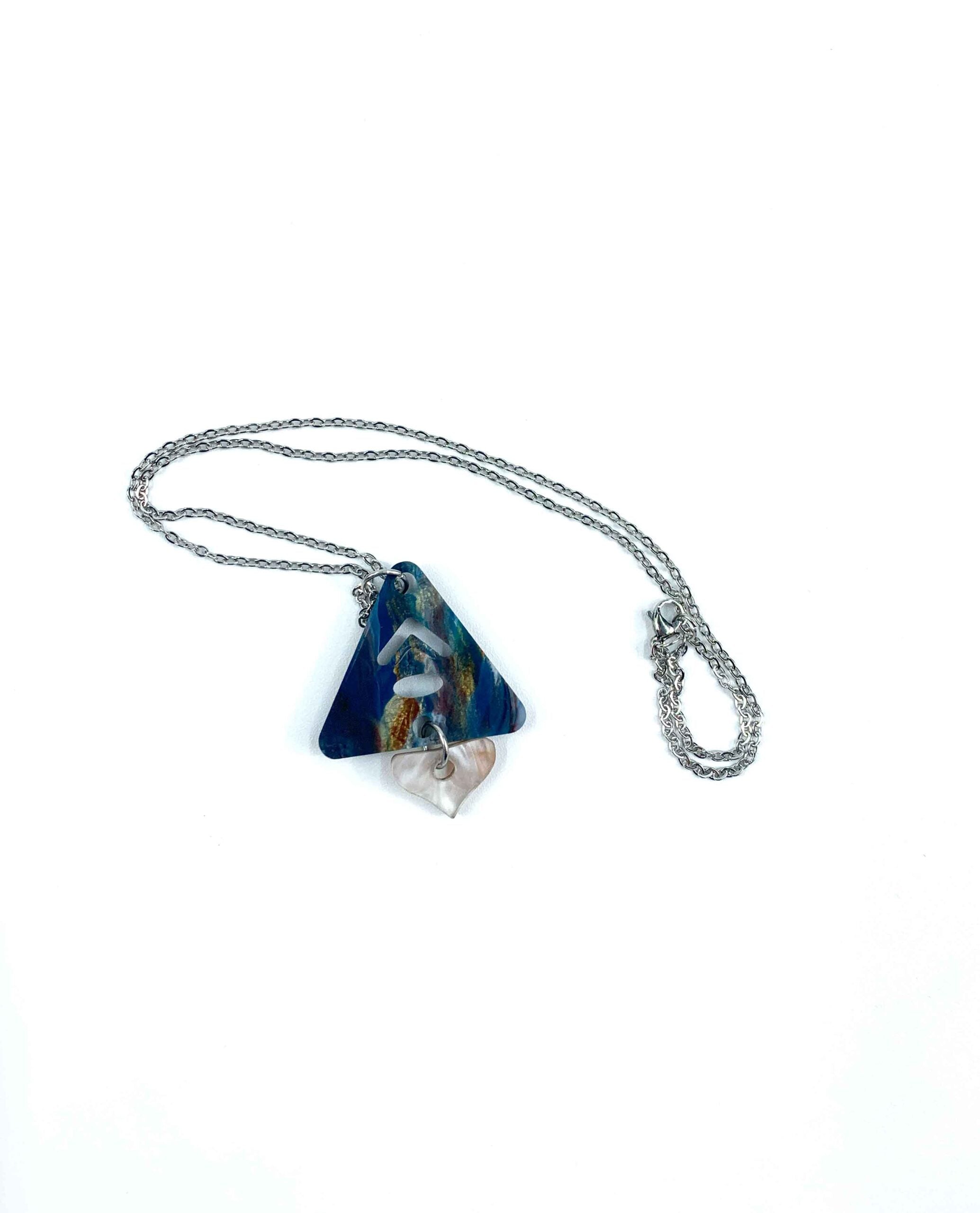 Collar geométrico azul con colgante nacarado