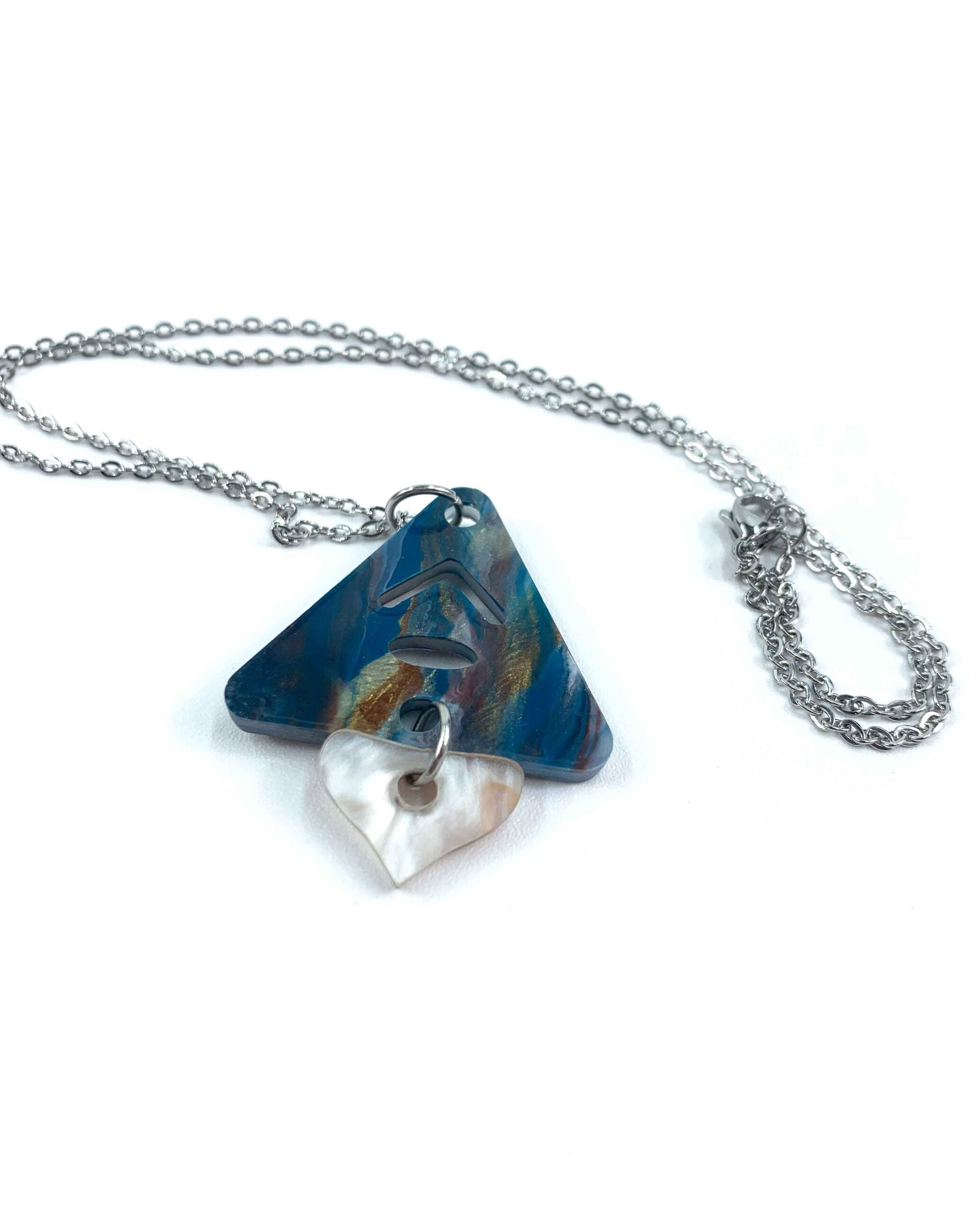 Collar geométrico azul con colgante nacarado