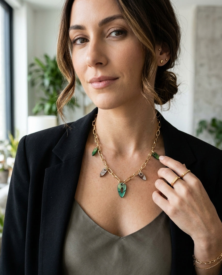 Collar dorado con charms de resina marmolada verde