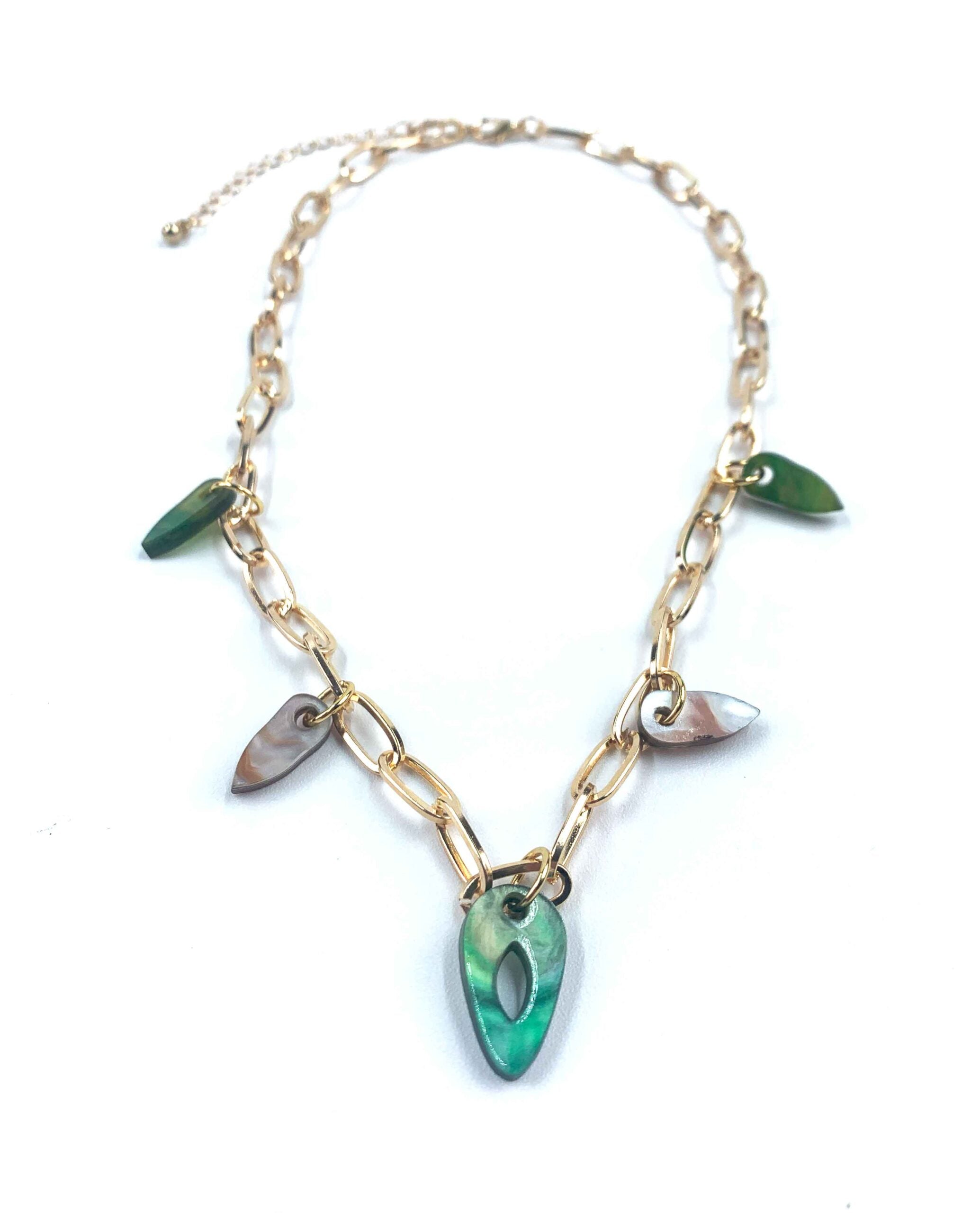 Collar dorado con charms de resina marmolada verde