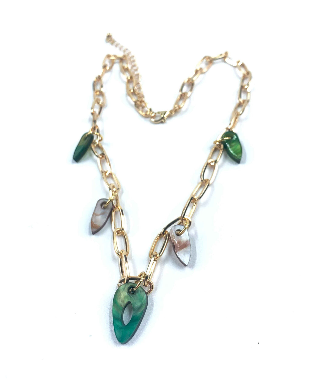 Collar dorado con charms de resina marmolada verde